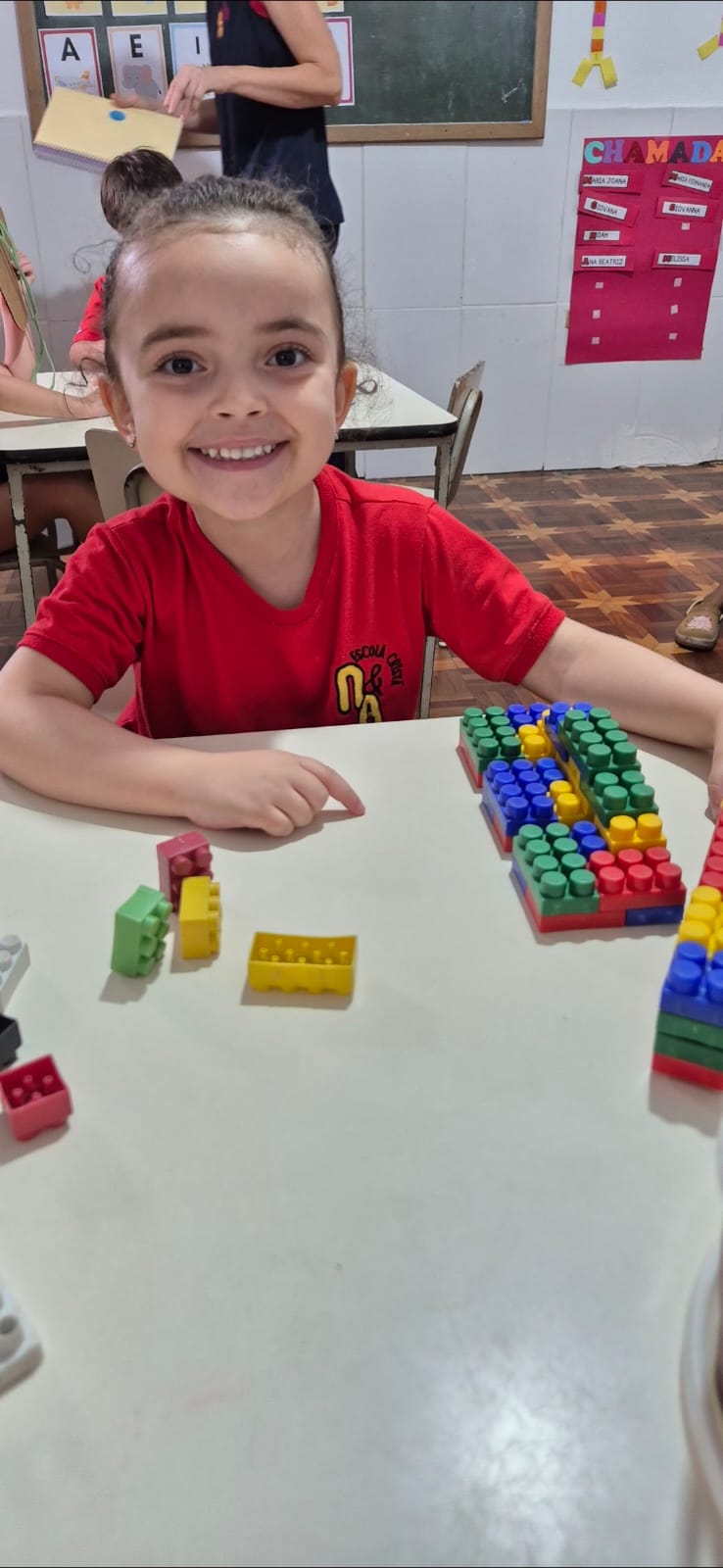Criança montando blocos coloridos