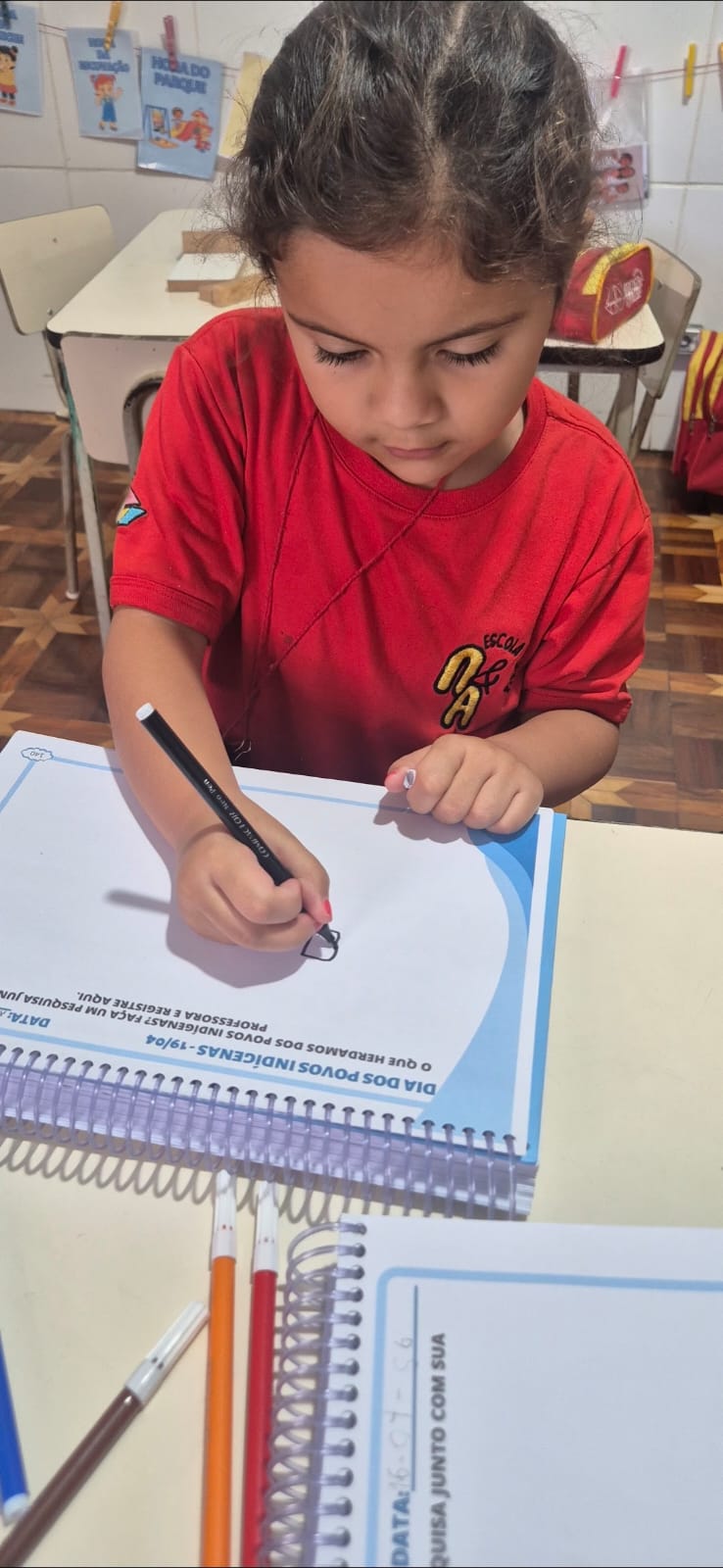 Criança desenhando no caderno