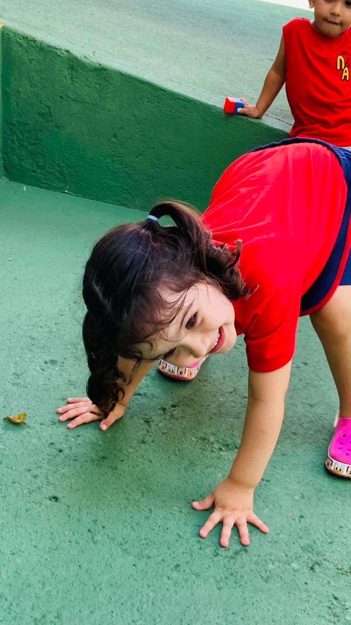 Crianças brincando e socializando na escola
