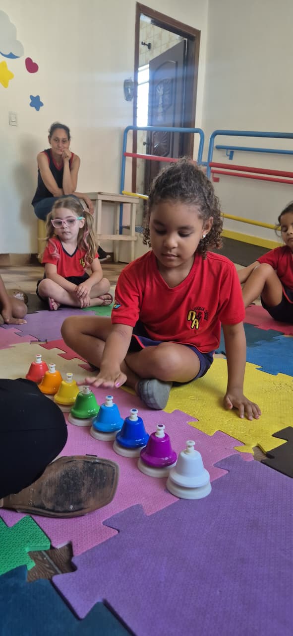 Criança em aula de música e ritmo